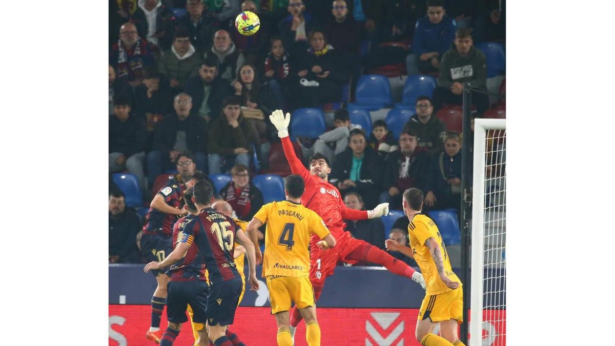 La Deportiva salió viva del Ciutat de València en el partido de la primera vuelta. LUIS DE LA MATA