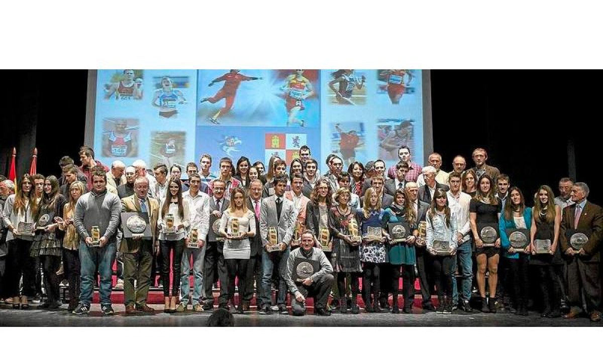 Los premiados por la Federación de Castilla y León de Atletismo posan con sus trofeos al final de la gala celebrada ayer.