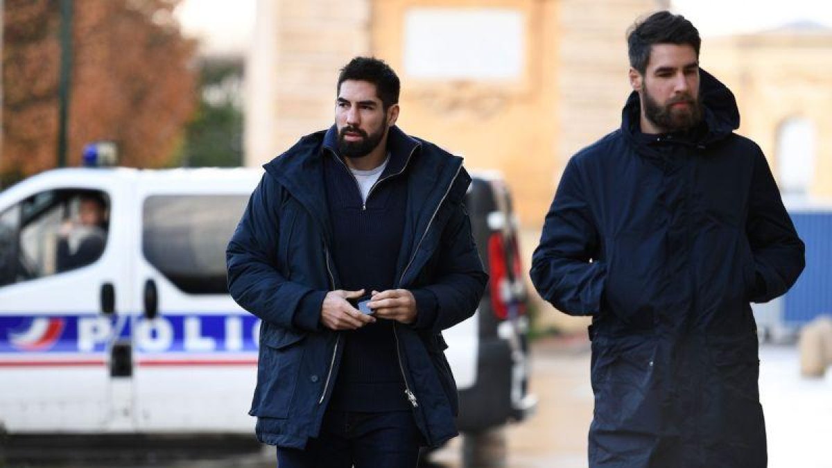 Nikola Karabatic, junto a su hermano Luka (derecha) en una imagen tomada el pasado noviembre antes de declarar en Montpellier