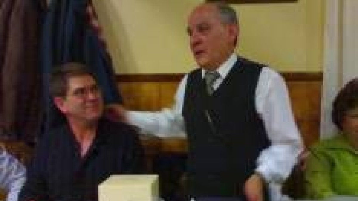 Secundino Méndez recibió el homenaje de Regio Auto León por su jubilación