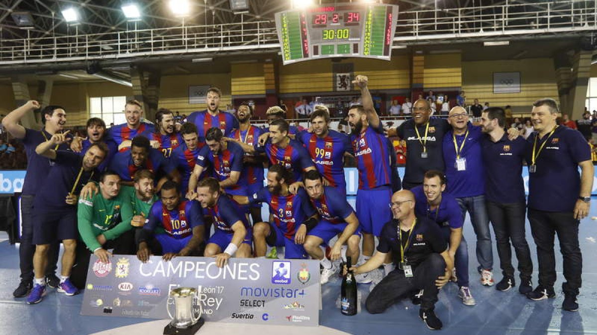 El Barcelona sufrió ante al Naturhouse pero al final volvió a levantar la Copa del Rey en León. JESÚS