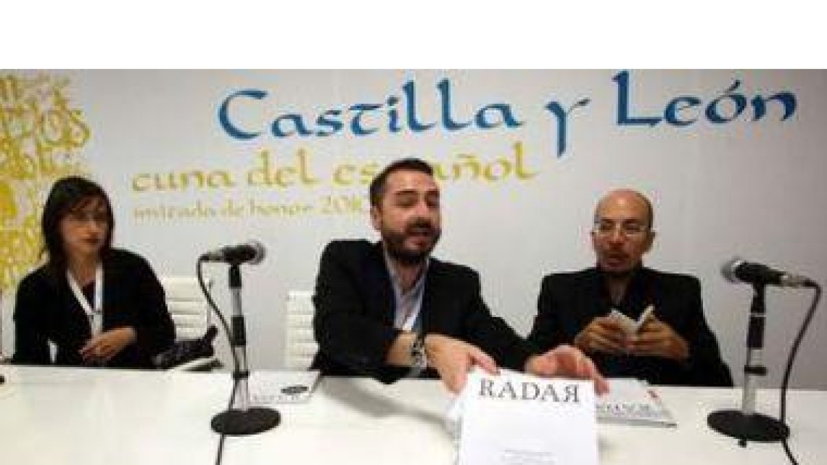 Mari Inés Rodríguez, conservadora jefe, Agustín Pérez Rubio, director, y el escritor Jorge Volpi