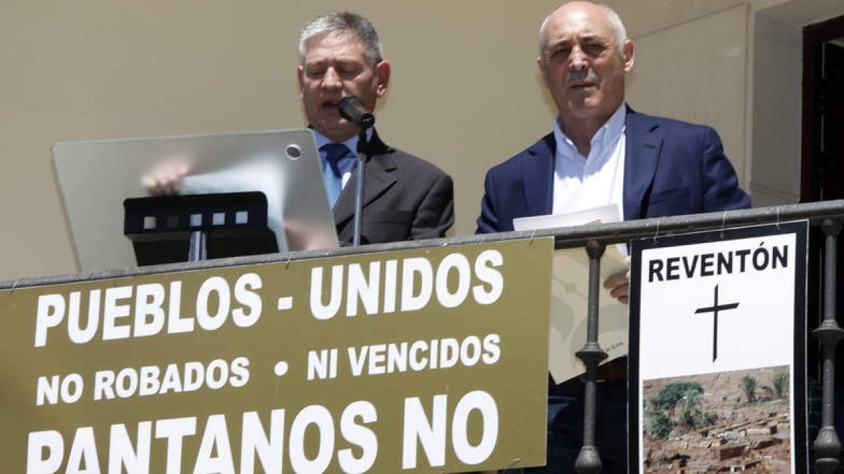 El alcalde de Carrizo, Julio Seoanez, antes de dar la palabra al pregonero de este año, Rafa Blanco. MARCIANO