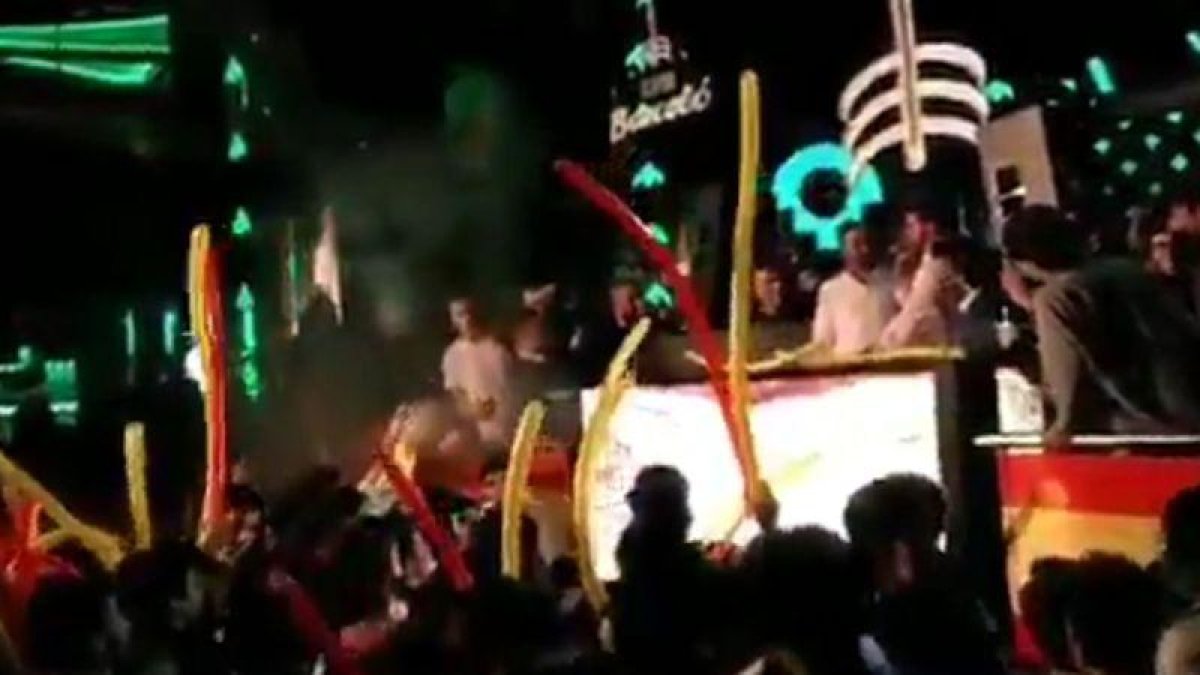 Santiago Abascal hace de DJ en un acto de las juventudes de VOX.