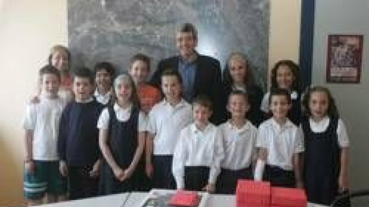 Miguel Martínez con todos los escolares premiados en los concursos