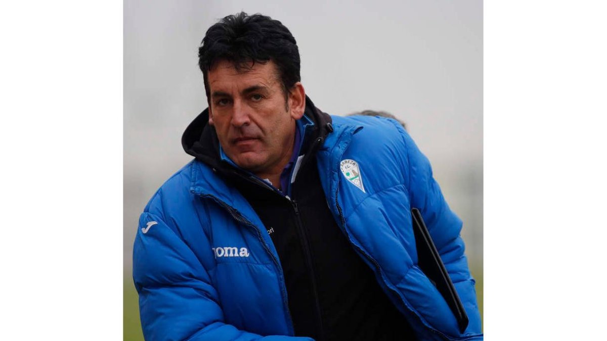 Luis Carnicero, entrenador del equipo bañezano. JESÚS