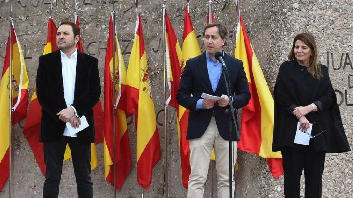 Los periodistas Carlos Cuesta, Maria Claver y Albert Castillon (izquierda) durante la lectura del manifiesto.