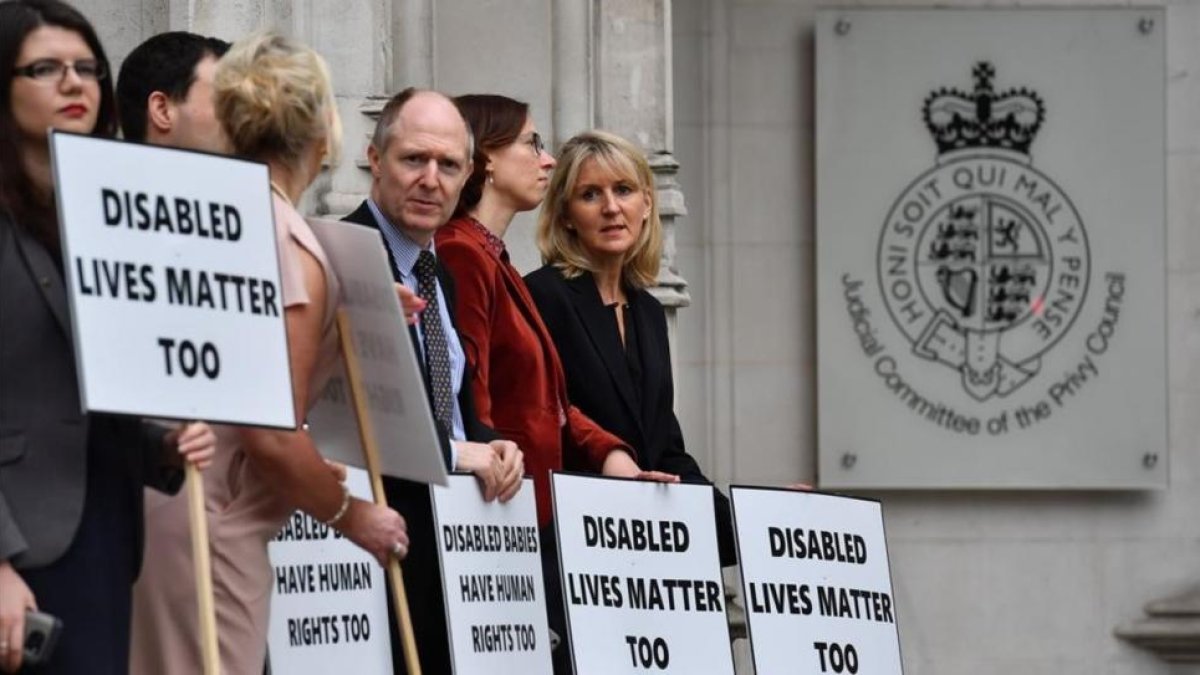 Manifestantes contra el aborto se concentran ante el Tribunal Supremo, en Londres.