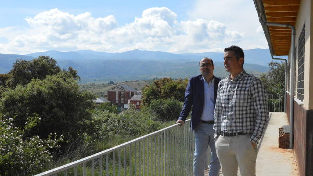 Marco Morala y Roberto Mendo, en el ‘Edificio Otero’. DL