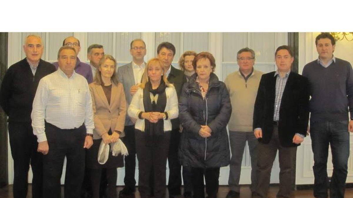 Los alcaldes populares del alfoz de León, ayer con la presidenta del PP.