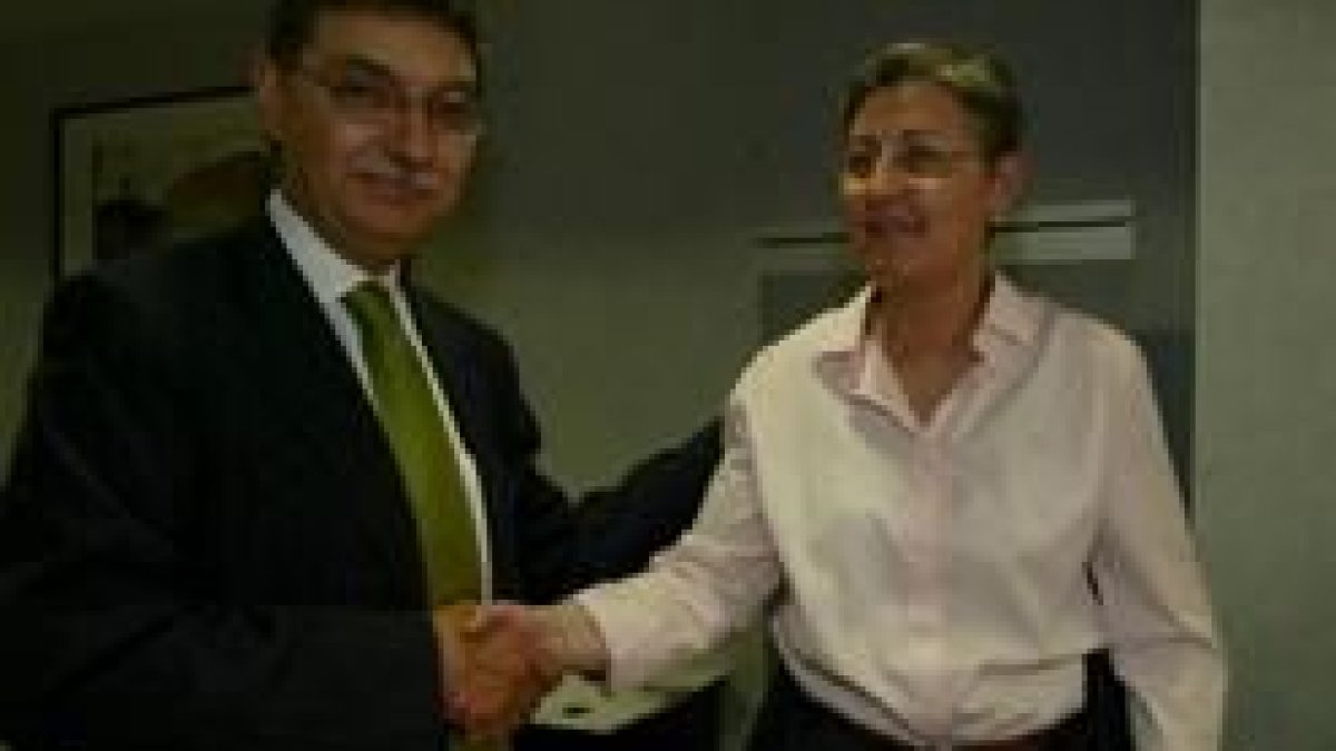 Pedro Fernández y Carmen Cabo tras suscribir el convenio