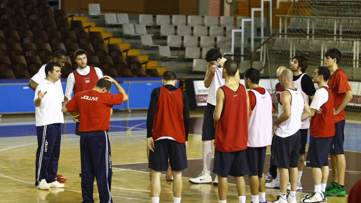 De Grado dirige hoy el primer entrenamiento de la temporada de León con pocas caras nuevas.