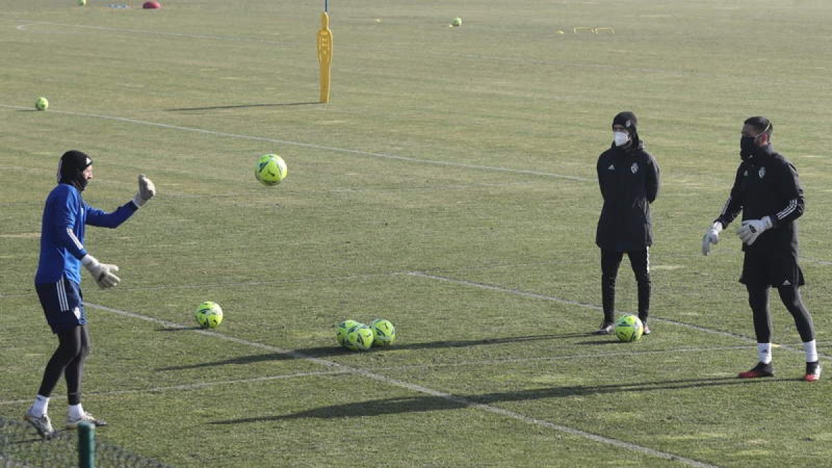 El equipo blanquiazul entrenó ayer en el Anexo todavía sin Bolo al mando. ANA F. BARREDO