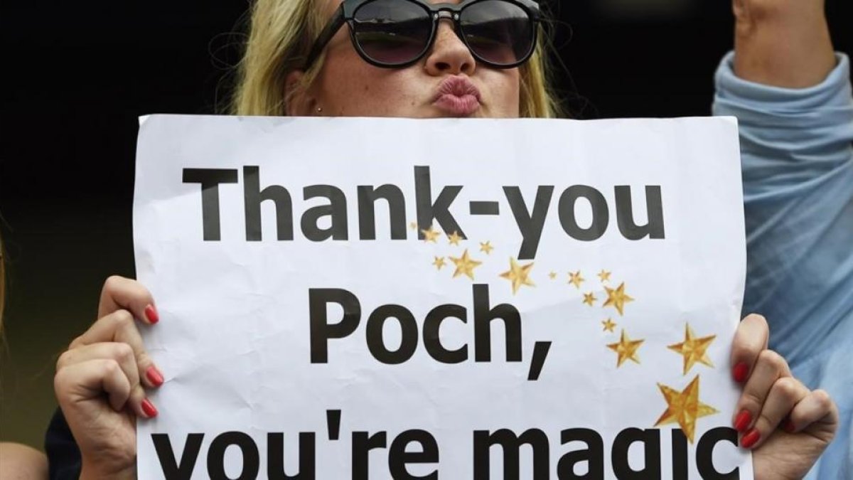 Una hincha del Tottenham muestra un cartel de apoyo a Pochettino en White Hart Lane