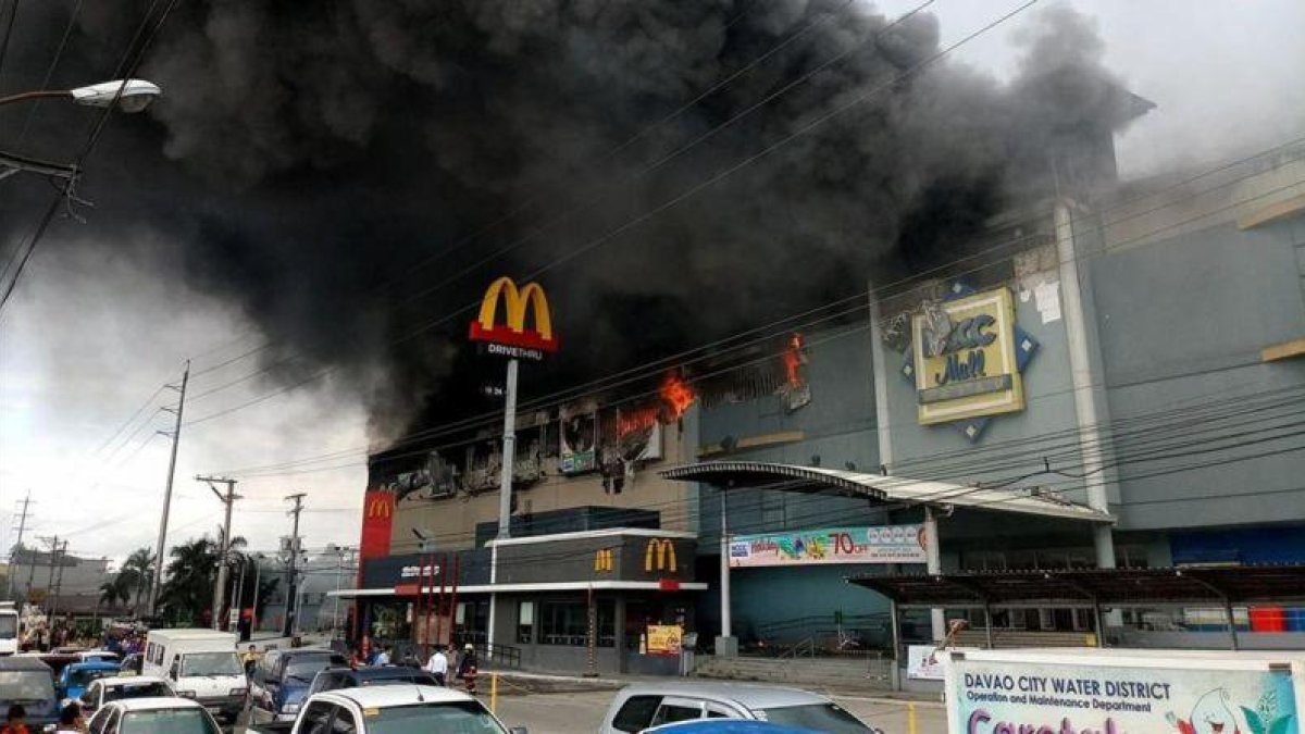 Incendio en un centro comercial en Davao (Filipinas).