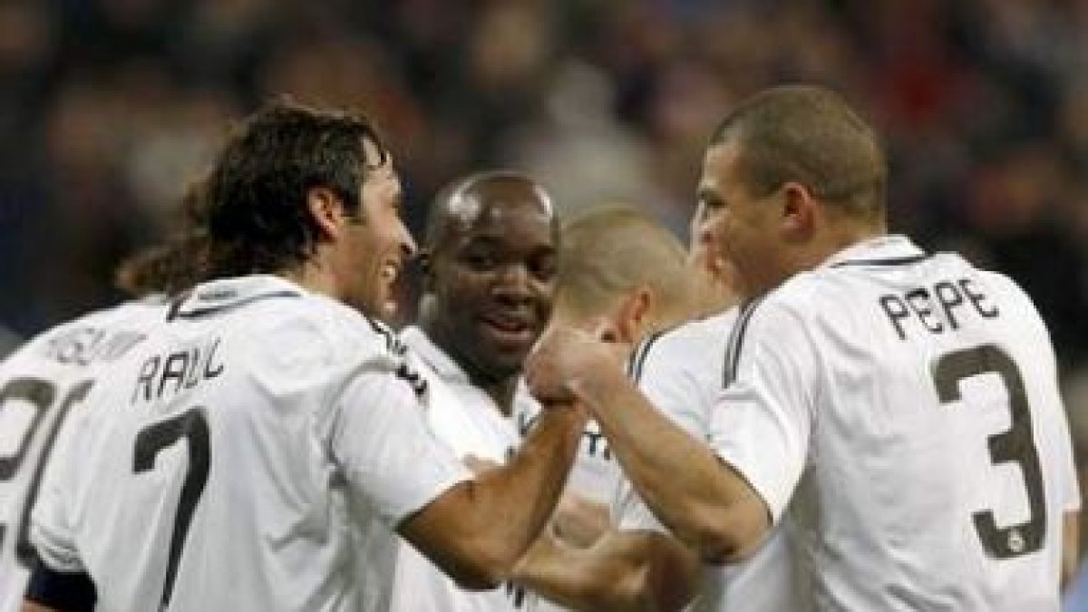Los jugadores del Real Madrid Raúl, Lassana Diarrá y Pepe celebran el primer gol de su equipo