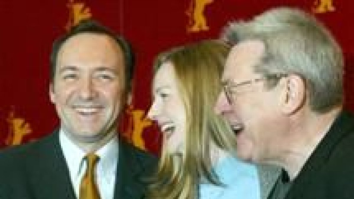 Kevin Spacey, Laura Linney y el director Alan Parker, en la presentación de «La vida de David Gale»