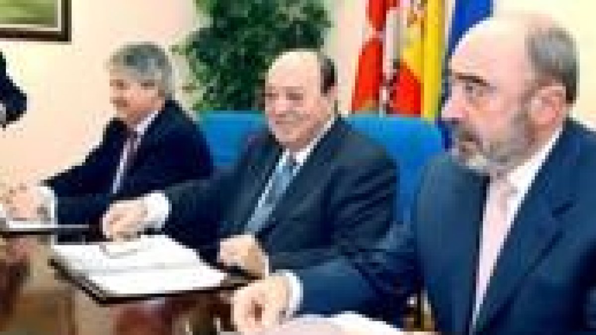Antonio Primo, en el centro, sustituye al fallecido Antona en la Cecale