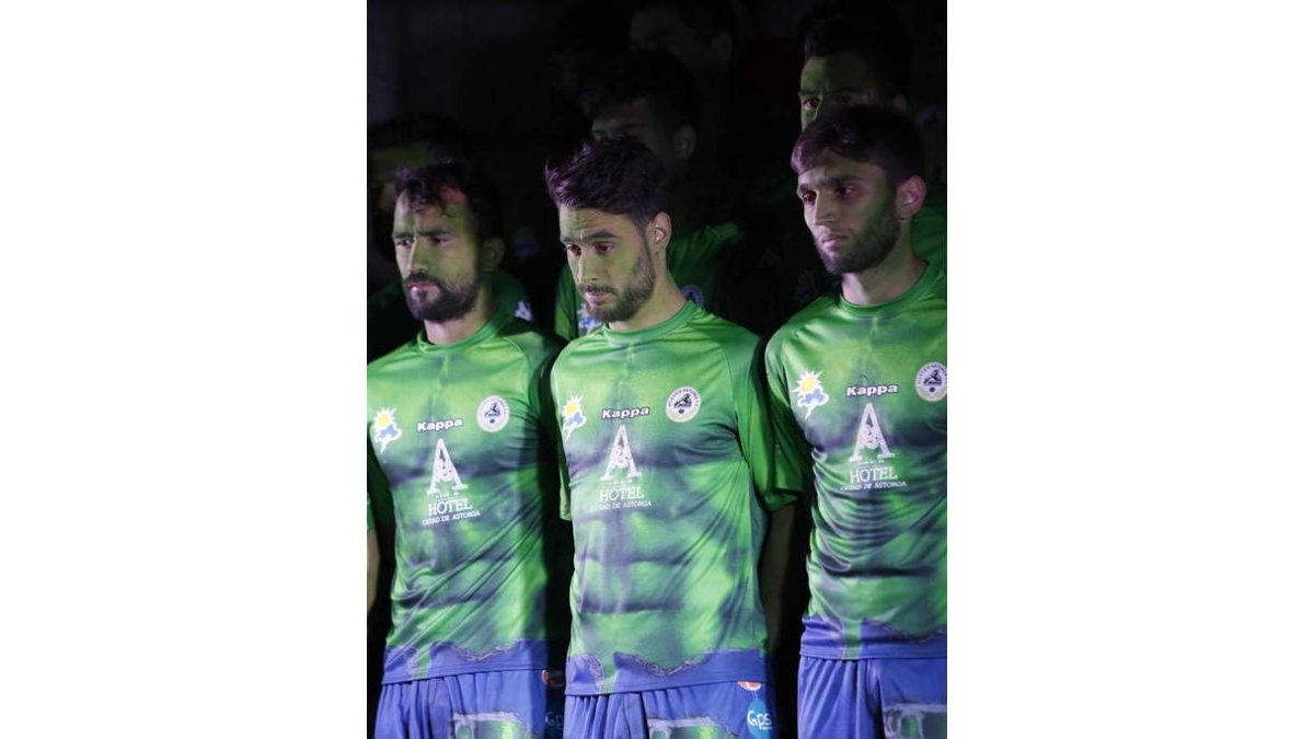 El equipo maragato estrena hoy la camiseta del increíble Hulk. JESÚS