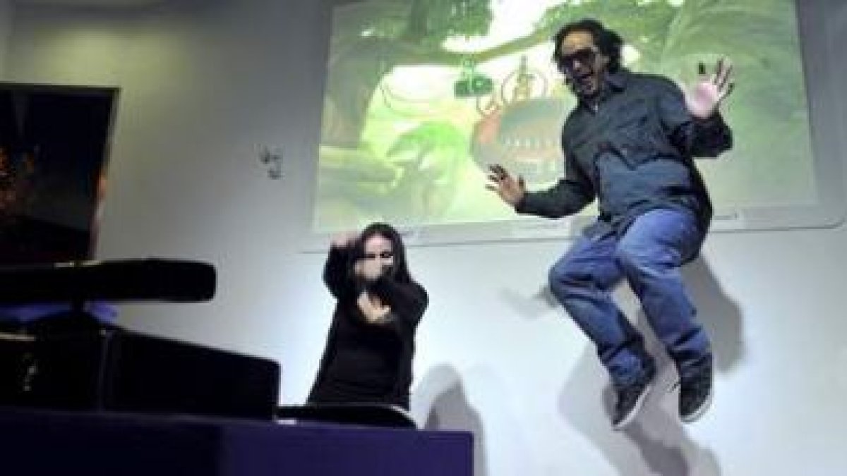 El director creativo de Kinect en la presentación de su sistema de juego sin mandos.
