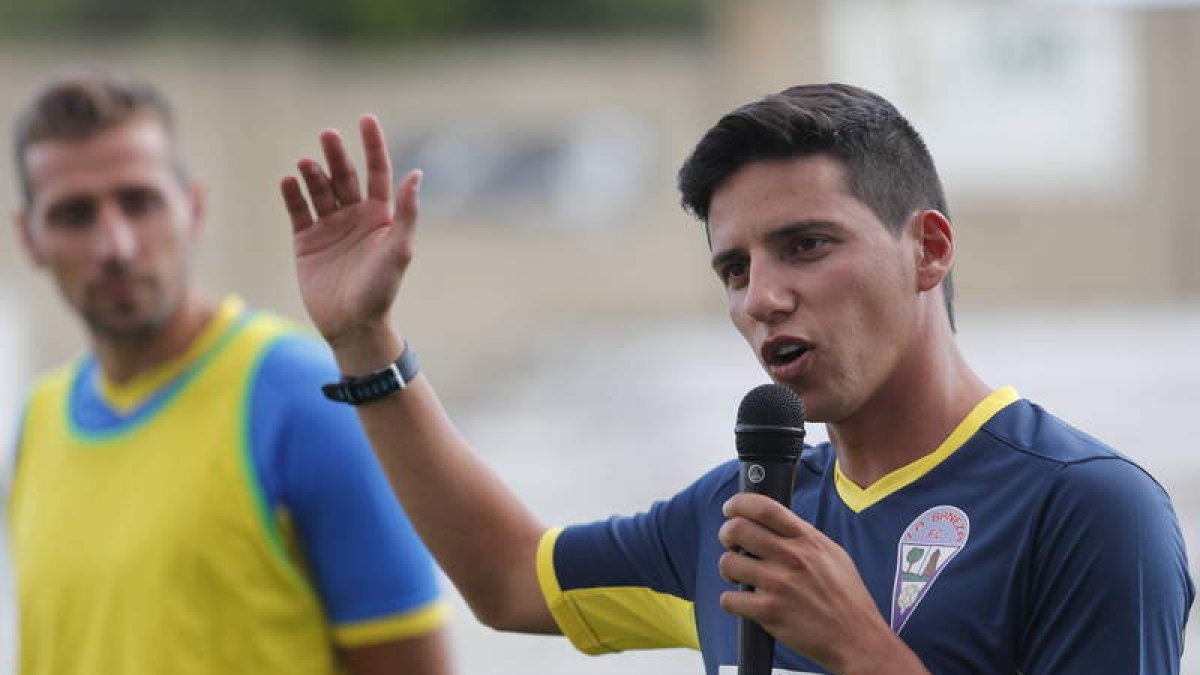 Pablo Huerga se despide como técnico de La Bañeza. JESÚS F. SALVADORES