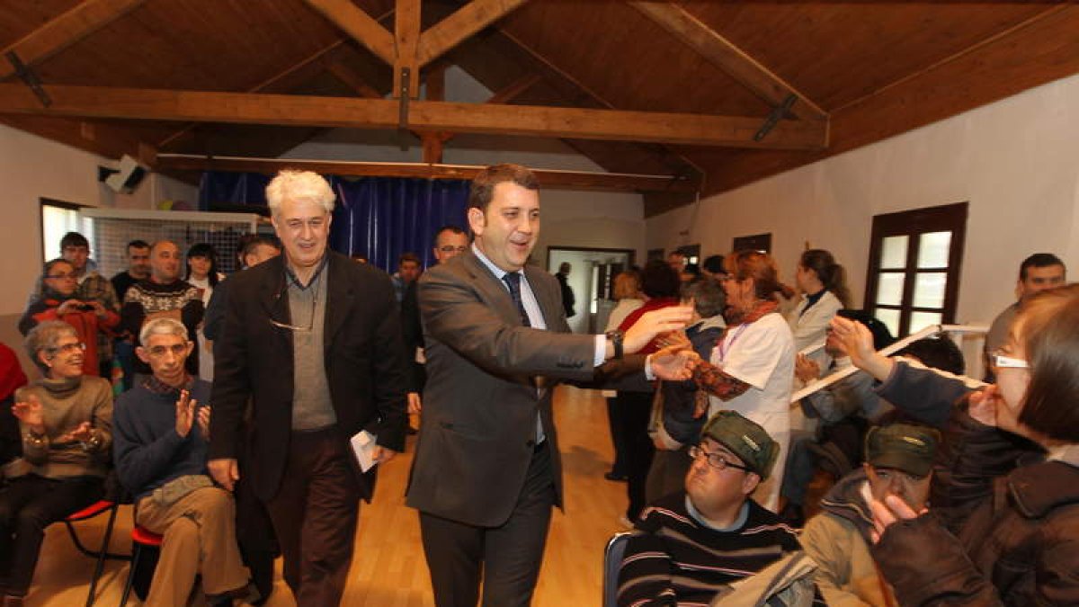 Riesco aplaude a los alumnos de Asprona, junto a Salgado.