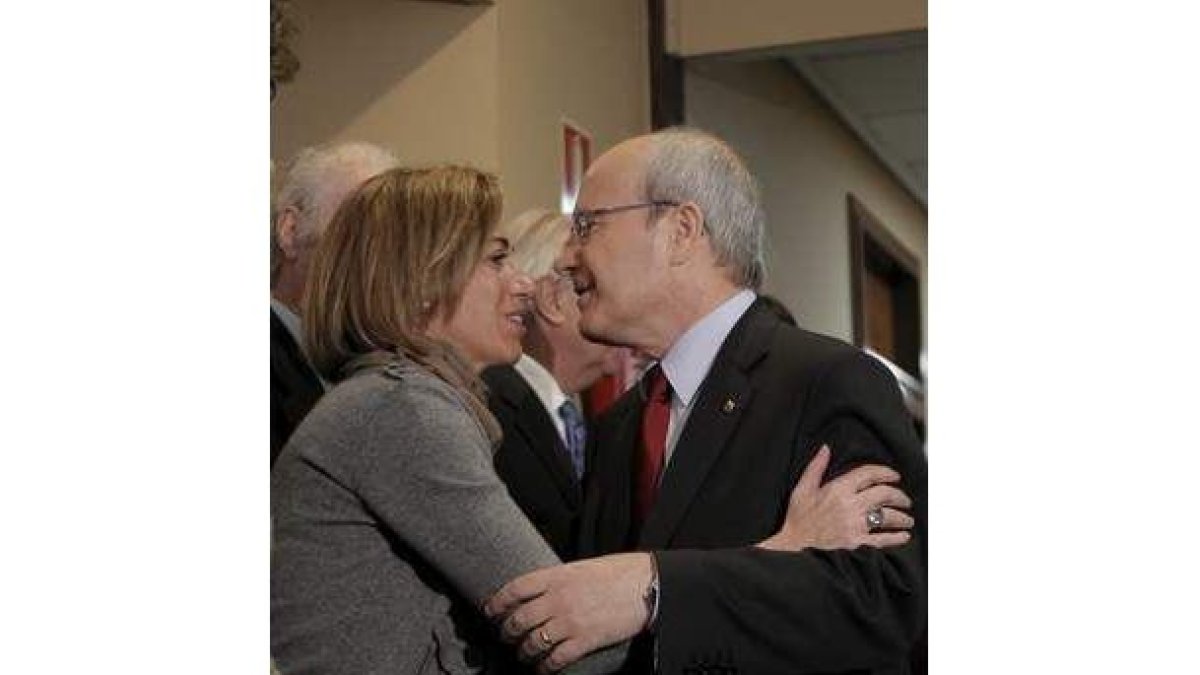 Chacón es saludada por Montilla al inicio del acto.