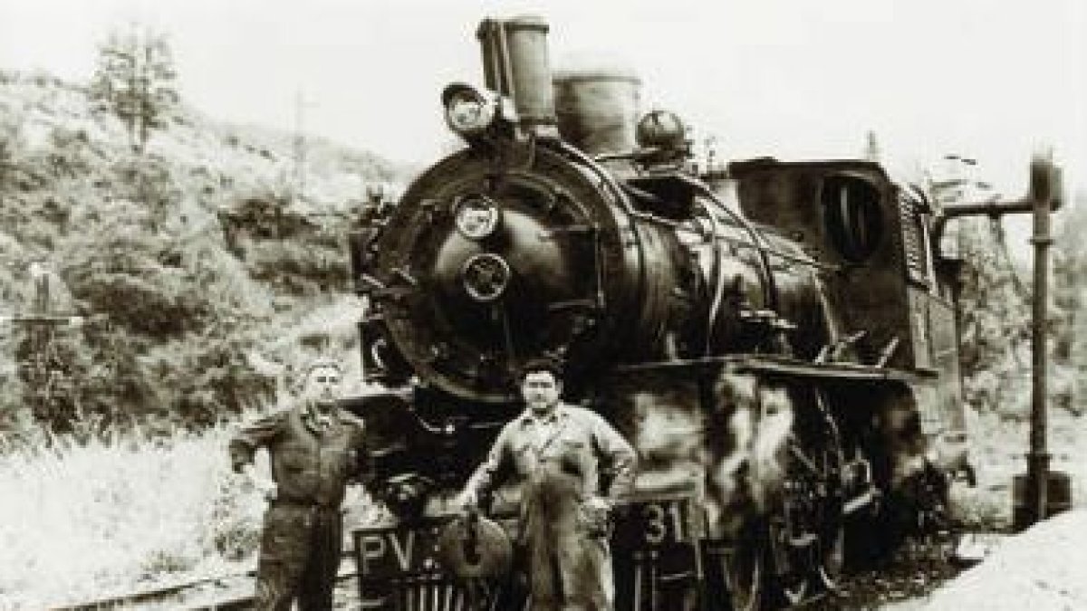 Los manquinistas Manuel y Tomás de la Puente con la Maffei PV 31 que tiraba del tren correo, en los