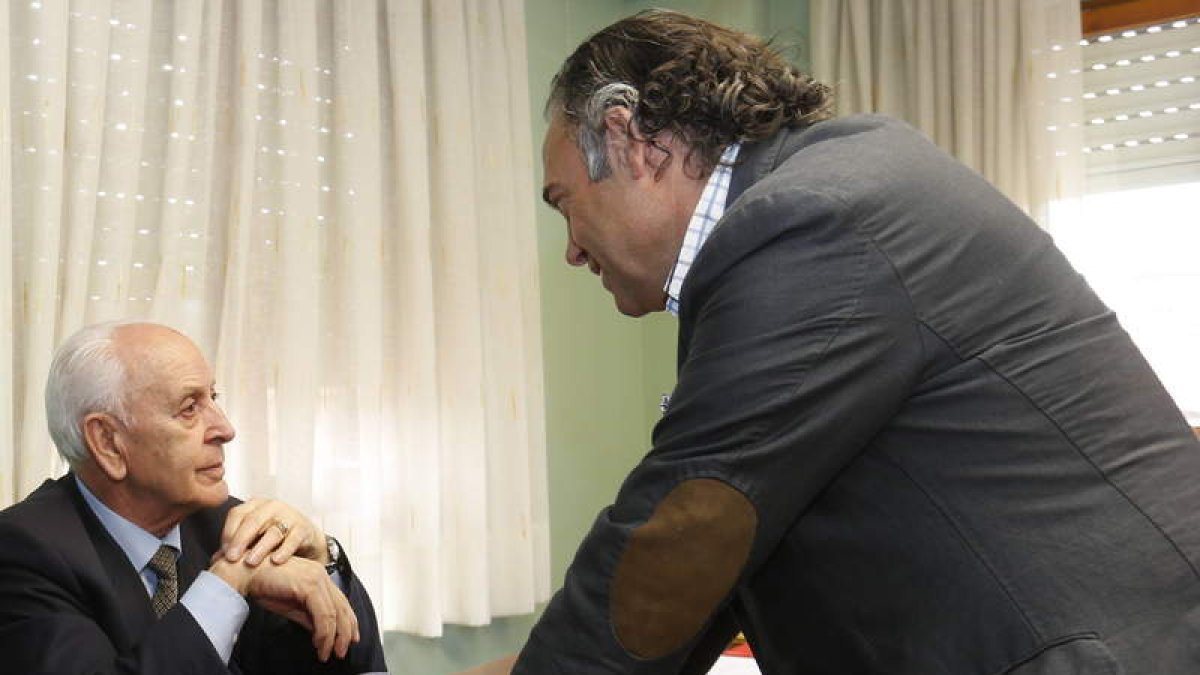 Felipe Llamazares, derecha, dialoga con Vicente García ‘Tino’, presidente de la Delegación Leonesa.