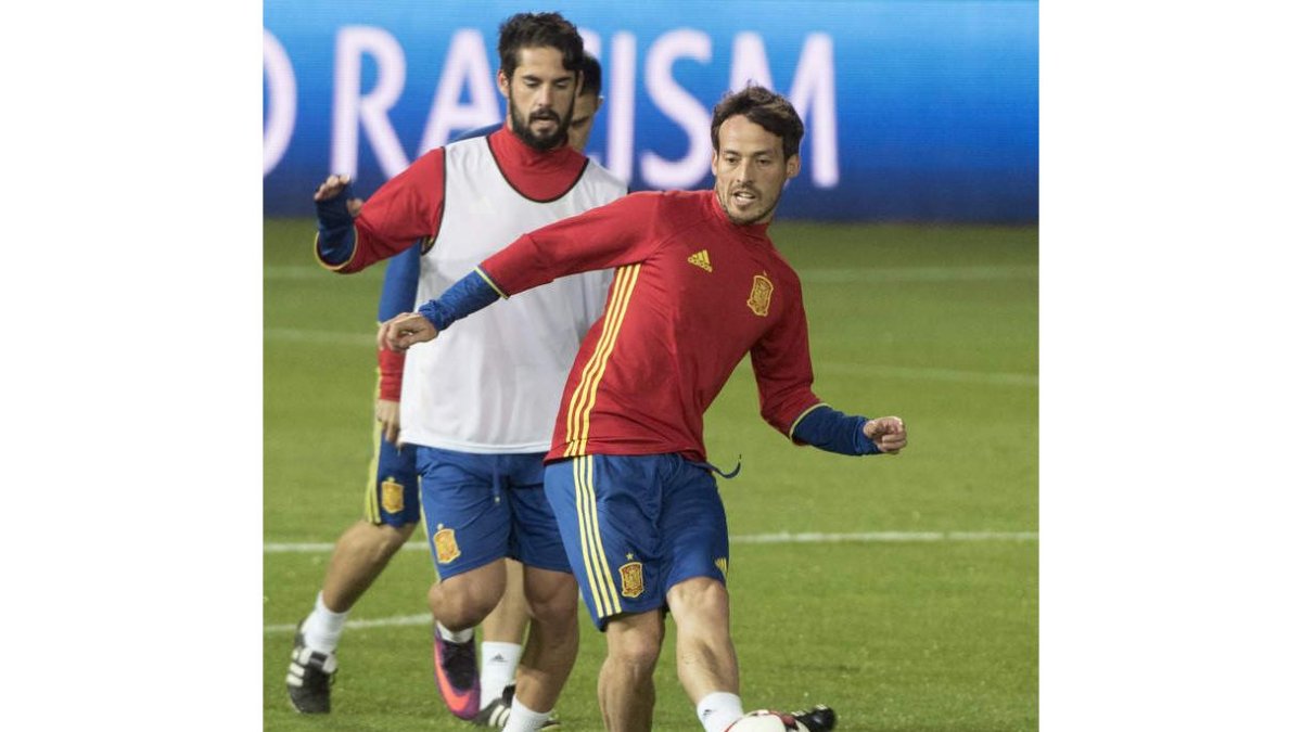 Silva e Isco, durante el entrenamiento de ayer en Granada para preparar el partido ante Macedonia. M. Á. M.