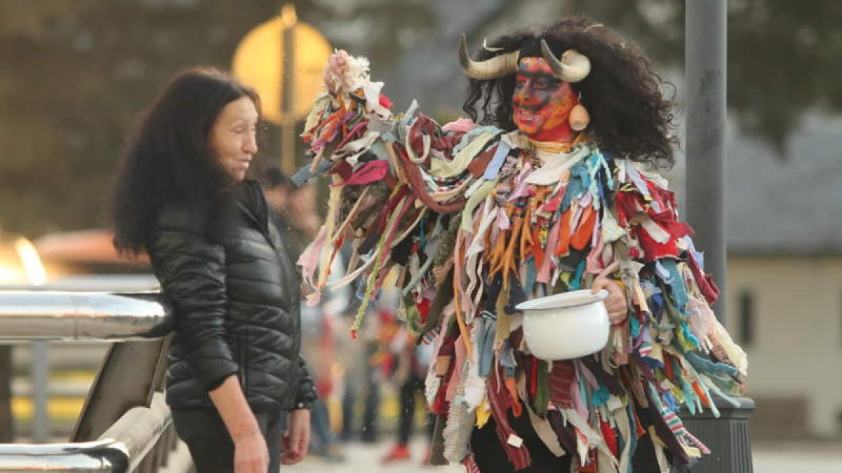 Las imágenes de arriba corresponden al carnaval de ayer tarde por las calles de Ponferrada. Sobre estas líneas, las tres de Fabero. L. DE LA MATA / DL