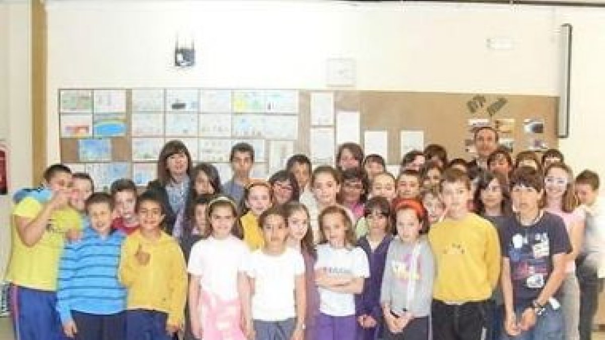 La alcaldesa y el director, junto a los alumnos premiados.