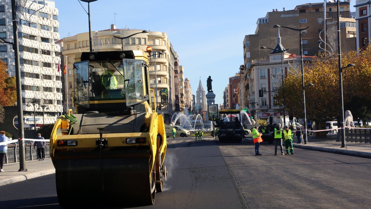 Obras de asfaltado junto a la glorieta de Guzmán. AYUNTAMIENTO DE LEÓN