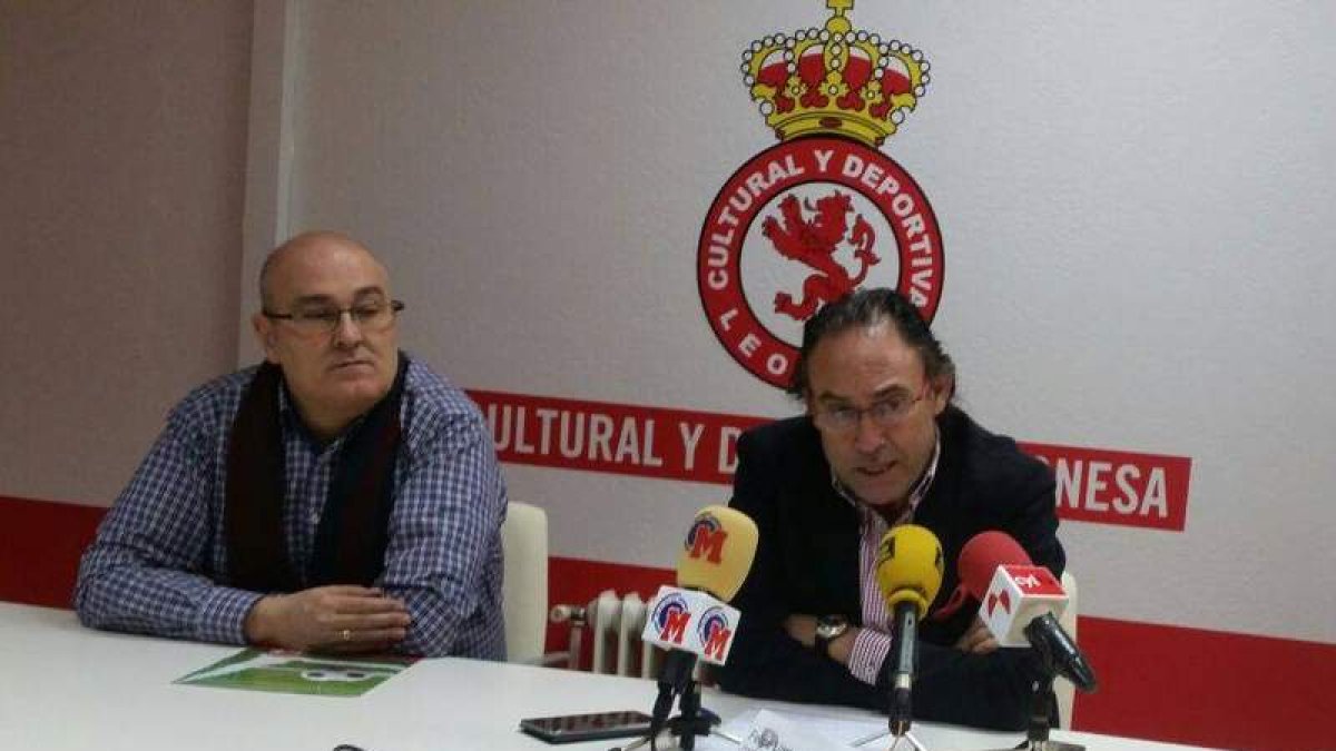 Felipe Llamazares, a la derecha, junto a Marco Antonio Izquierdo, en la presentación realizada ayer. dl