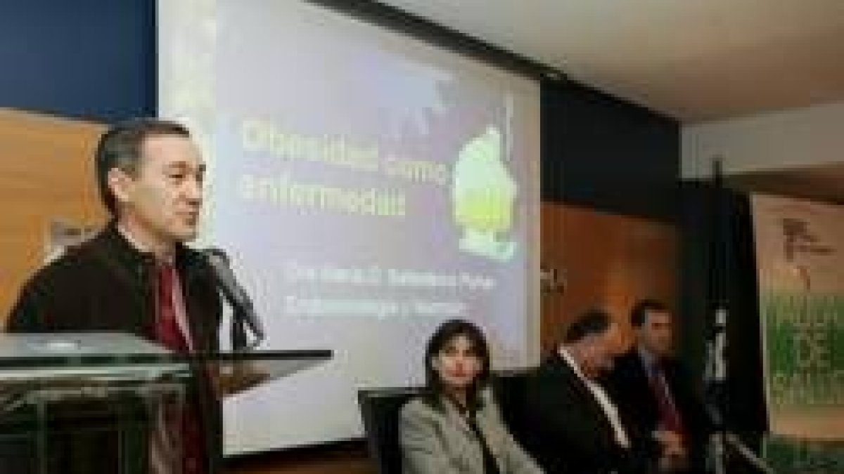 Serafín de Abajo presentó la conferencia de María Ballesteros