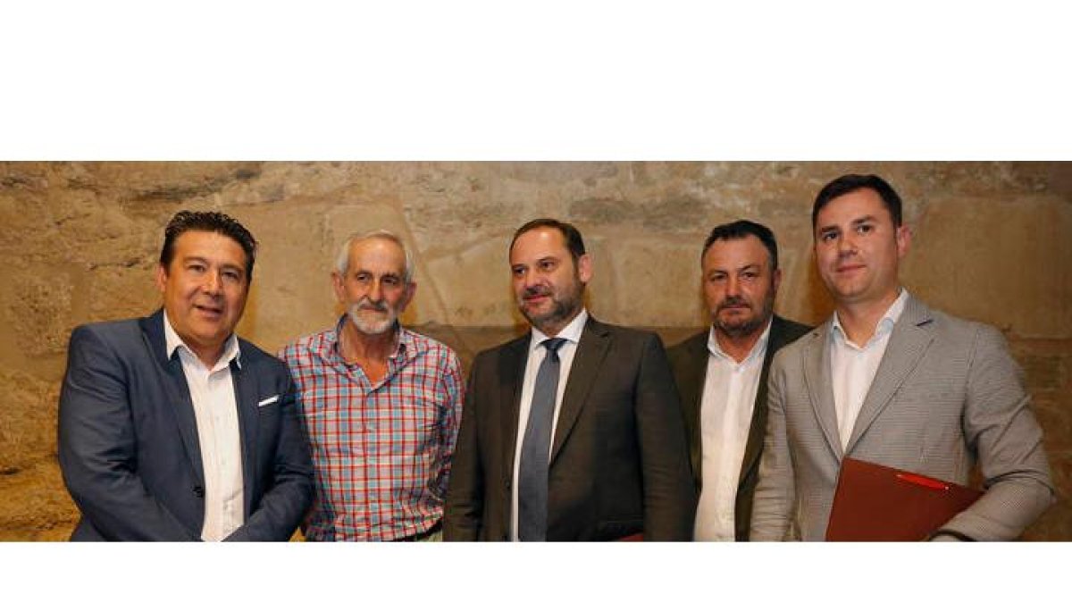 Firma del acuerdo PSOE - UPL en Diputación. F. OTERO PERANDONES