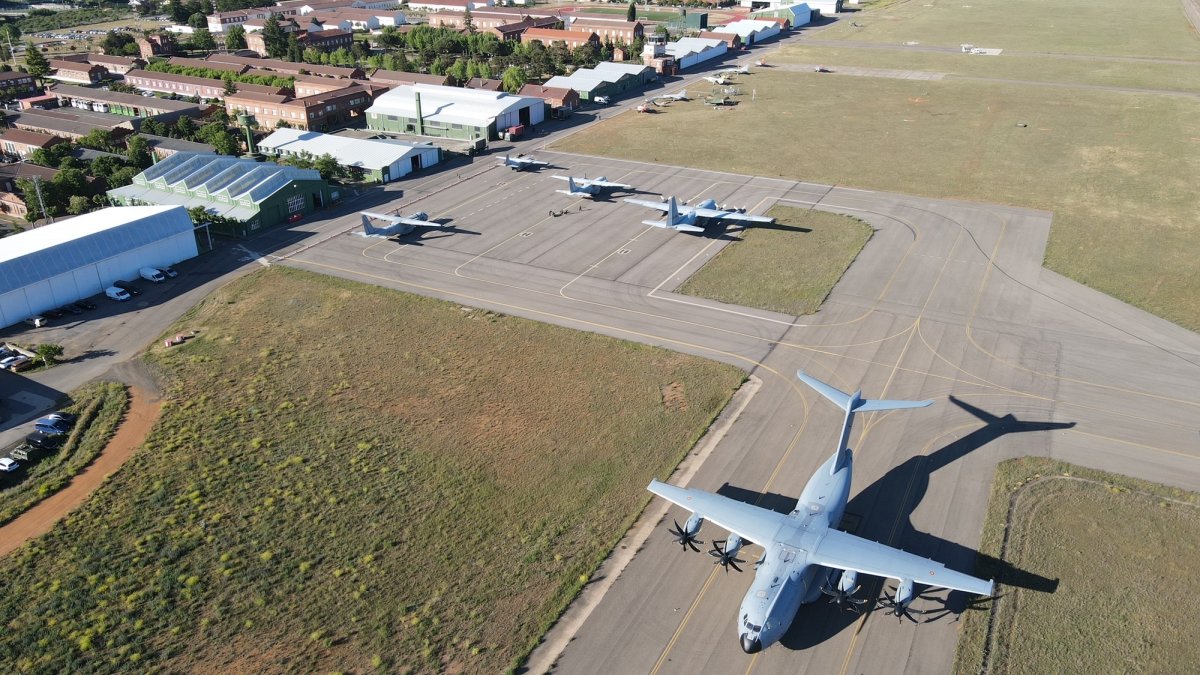 El A400M del Ejército del Aire, conocido como Mamut, sobrevolóLeón en el marco del ejercicio de paracaidistas internacionales que organiza la Bripac Lone Paratrooper. DL