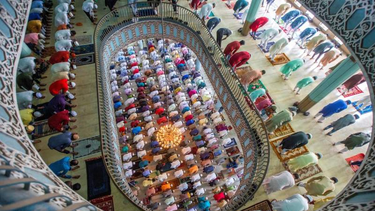 Rezos en el festival «Eidl al-Fitr» que marca el final del Ramadán. M. ALAM