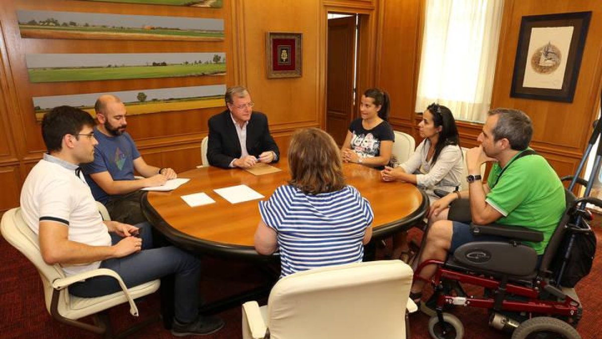 Reunión hoy entre los vecinos y el alcalde en el Ayuntamiento de León.