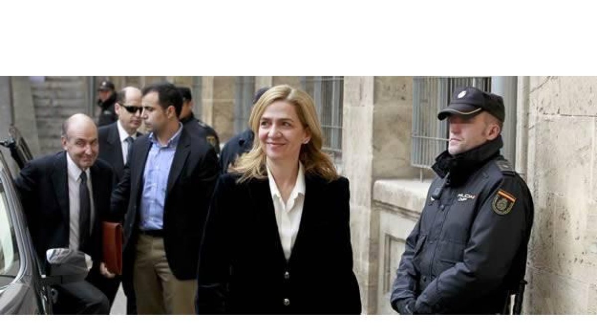 La infanta Cristina recorre a pie los últimos metros antes de llegar a la puerta de los juzgados de Palma.