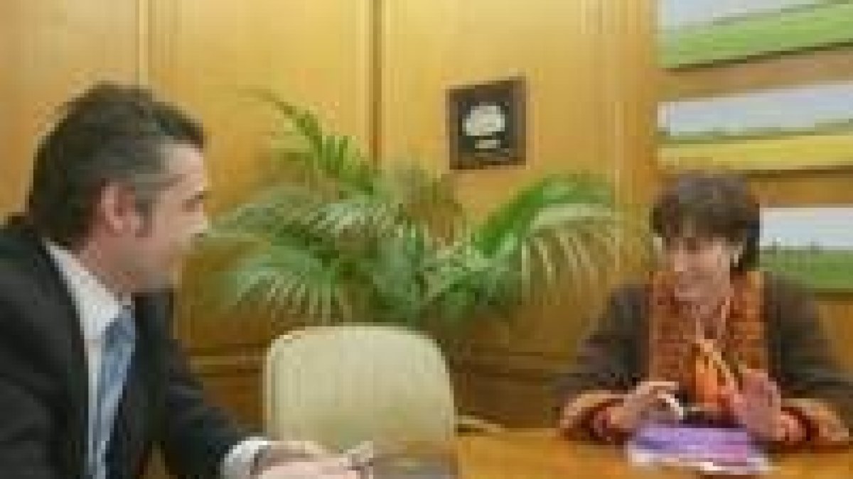 Humildad Rodríguez reunida con Manuel Cristóbal en el Ayuntamiento de León