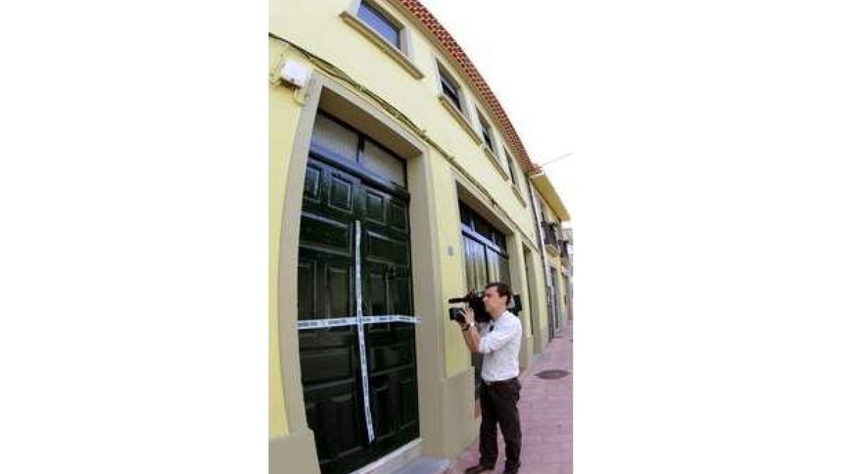 La puerta precintada de la vivienda de la joven muerta.