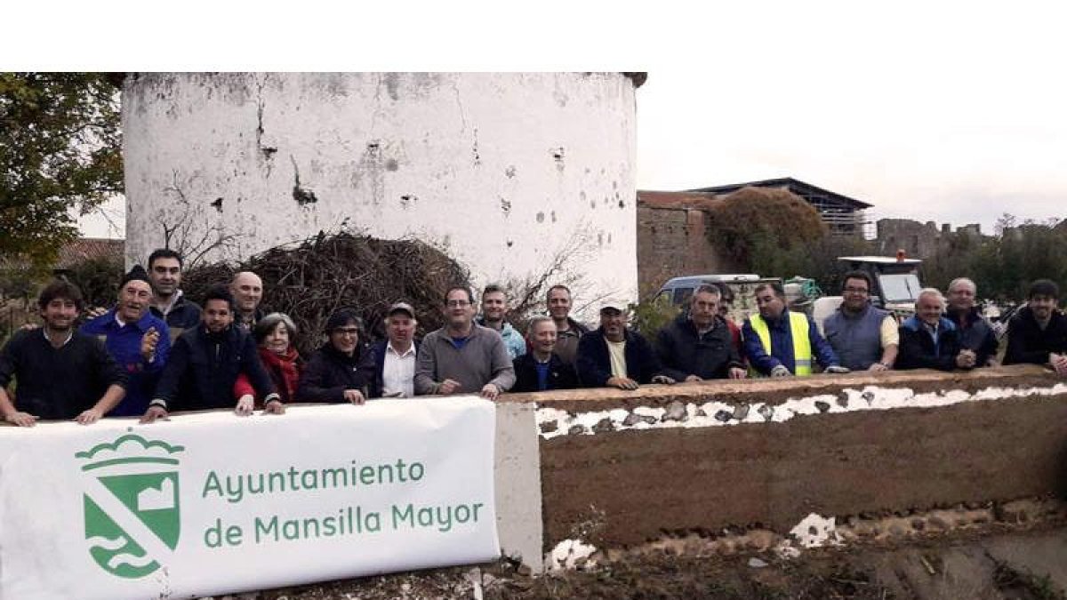 Vecinos de Mansilla Mayor aprendieron a hacer un muro de tapial en el monasterio de Sandoval y luego se fotografiaron juntos. DL