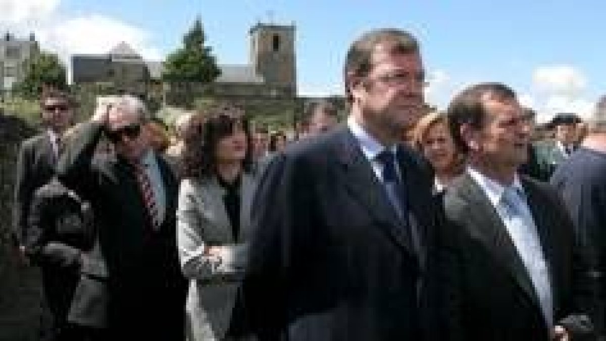 El consejero de Fomento y el alcalde de Congosto, durante la procesión
