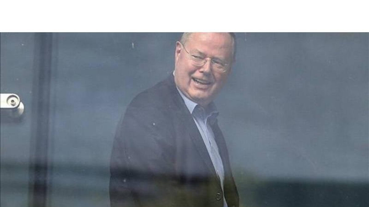 Peer Steinbrück se encamina a la sede de su partido en Berlín, este viernes.