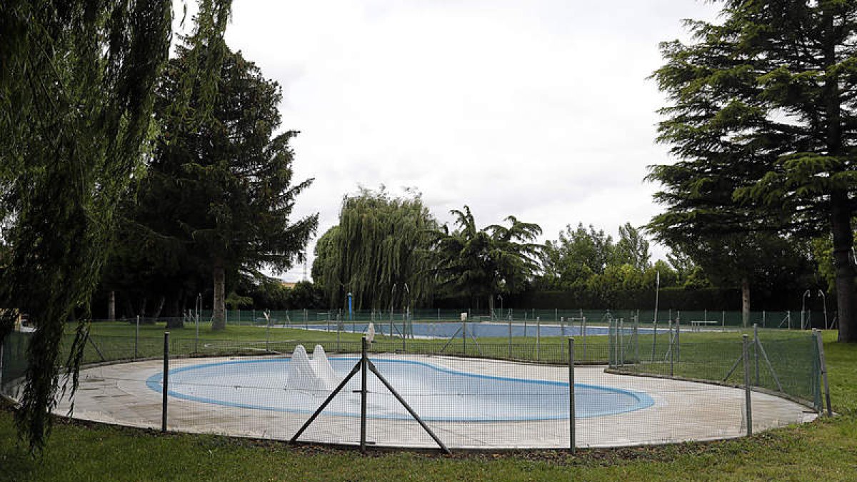 Piscina infantil de Laguna de Negrillos. MARCIANO PÉREZ