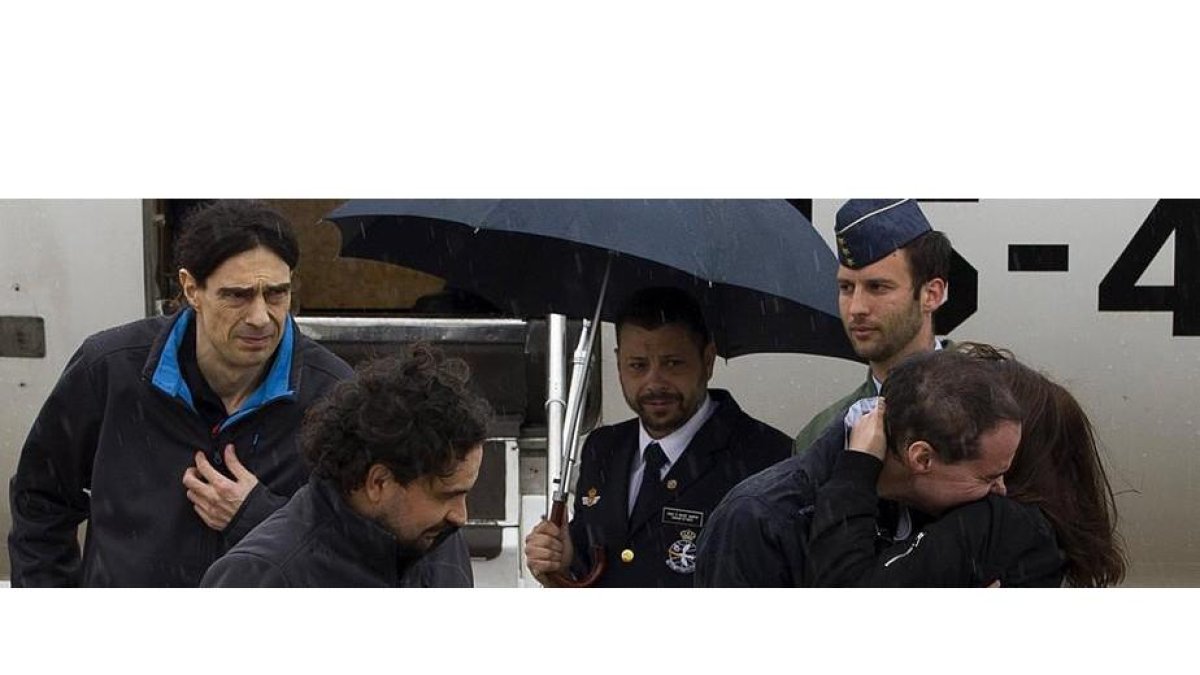 José Manuel López, Ángel Sastre y Antonio Pampliega (abrazando a un familiar), a su llegada esta mañana a la Base Aérea de Torrejón de Ardoz tras ser liberados