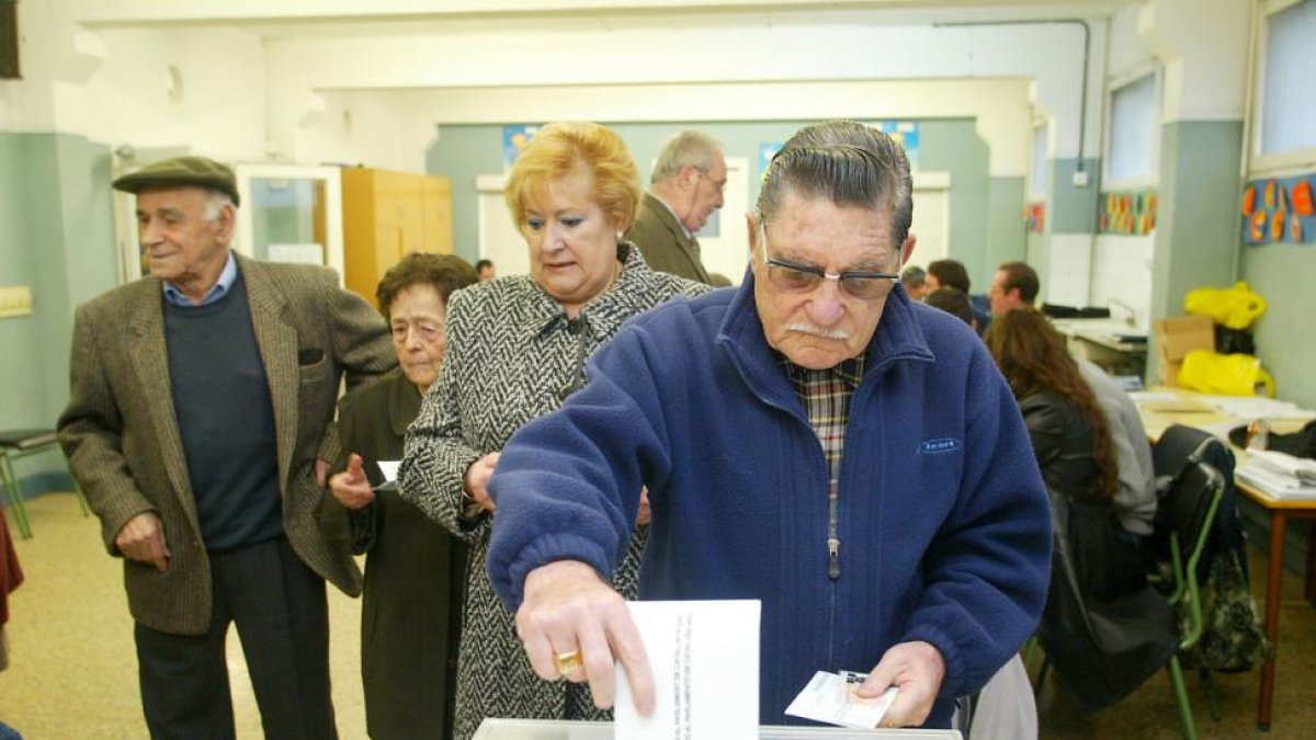 Un voto nulo se considera como un voto emitido no válido, es decir, cuenta en la participación pero no para la distribución de escaños.