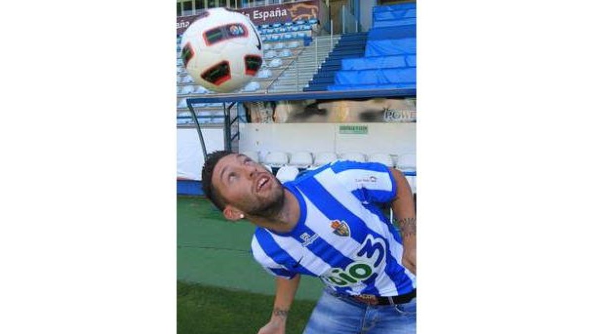 Sergio pisó ayer por primera vez el césped de El Toralín.