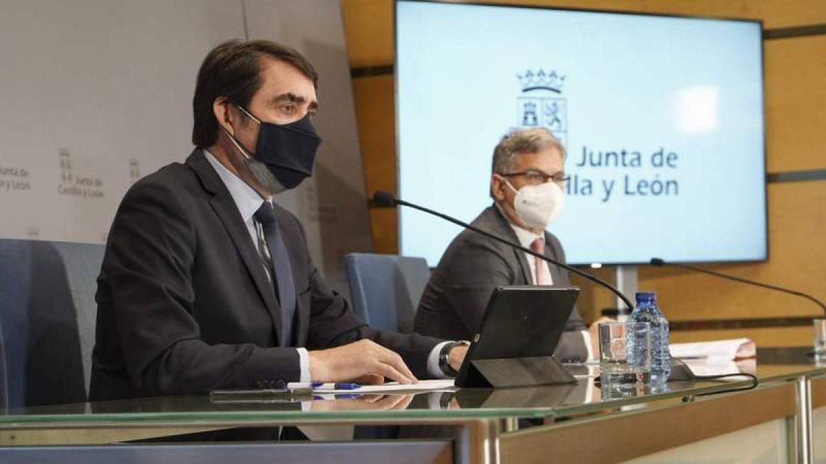 El consejero Juan Carlos Suárez-Quiñones y el secretario general de Agricultura, Eduardo Cabanillas. DL